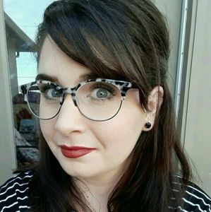 Meet your Posher, Cassandra